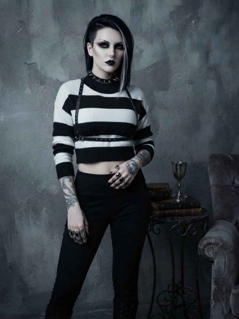 H&M Black and White Striped Cropped Crew Sweater